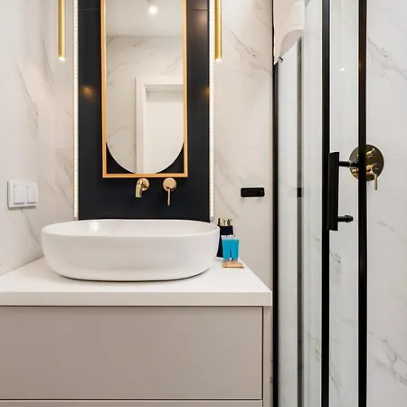 Platon Modern By Bookinghost