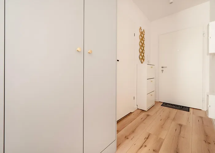 Platon Modern By Bookinghost Lodž